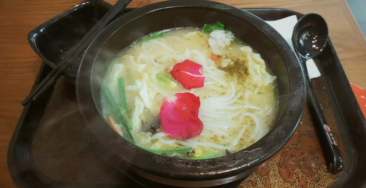 Chinese food, rice noodles at Lijiang Sanyi Airport, LJG Airport