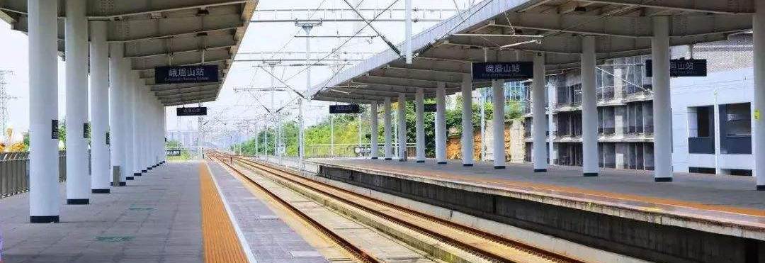 Arrivals at Emeishan Railway station, Emeishan Train Station