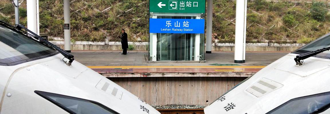 Arrivals at Leshan Railway station, Leshan Train Station