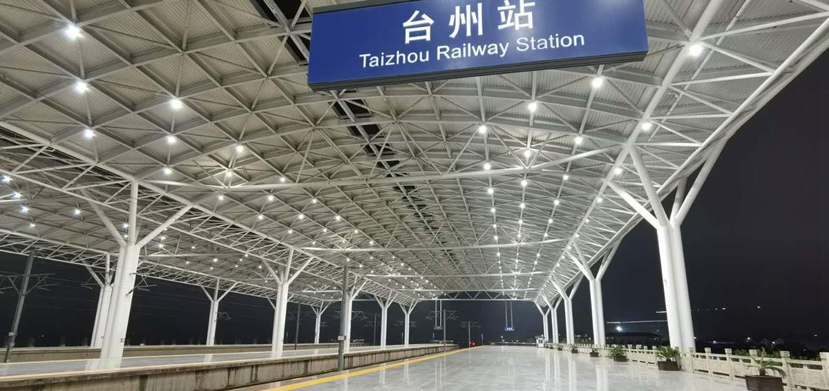 Arrivals at Taizhou Railway station, Taizhou Train Station